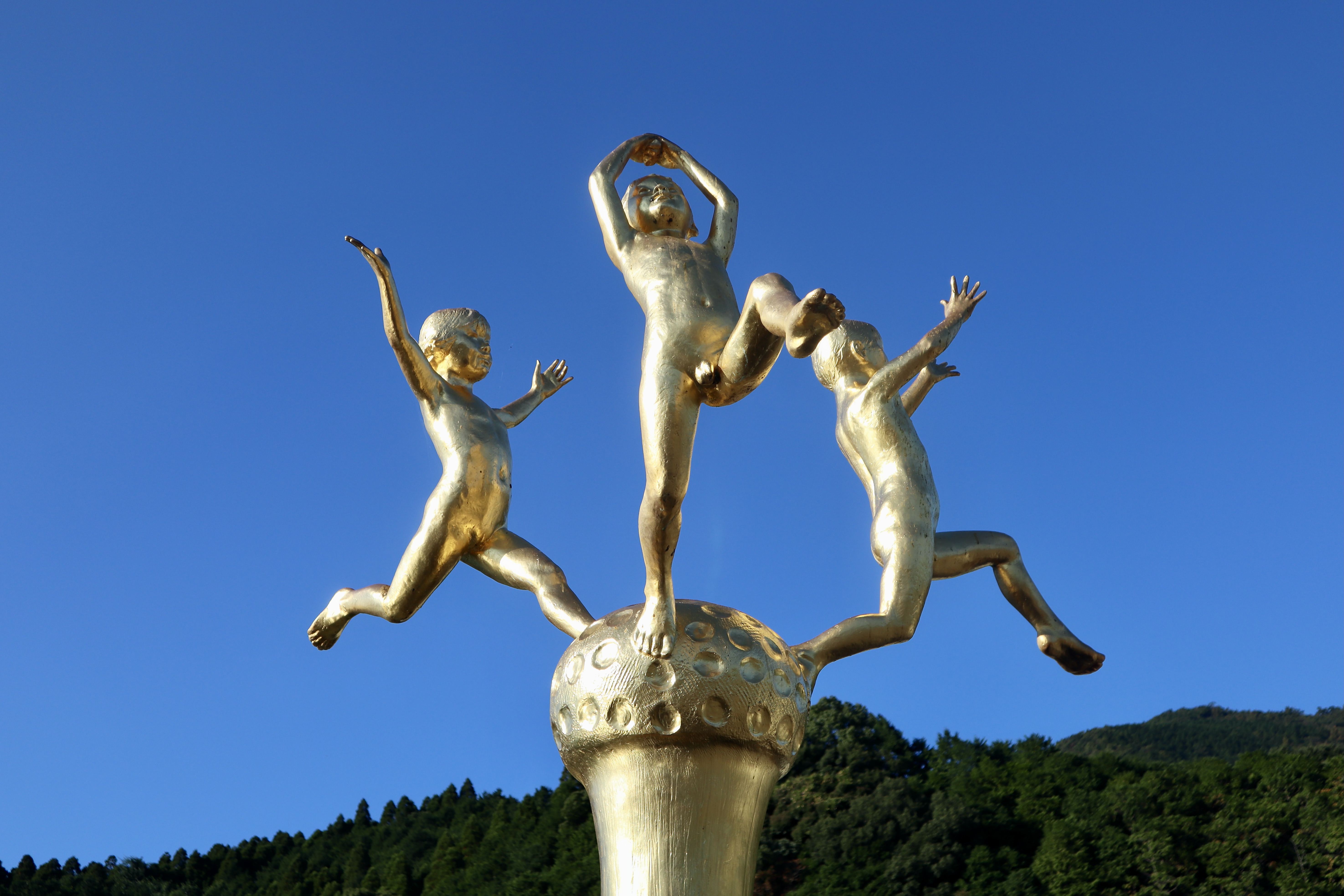 Town with Mountains and Sculptures ( 緑と彫刻のあるまち ), Tsunagi